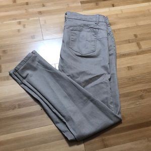 I’m selling good khaki jeans. (use a belt)